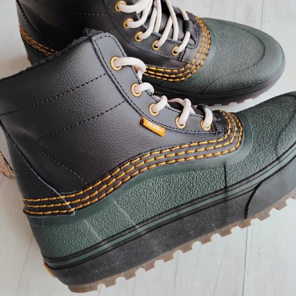 VANS NEW Standard Mid Snow MTE Boots - Picture 4 of 13